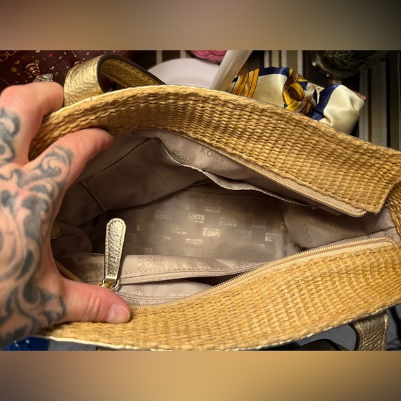 Michael Kors Fulton Tan Woven Straw With Gold Accents Shoulder Bag - Picture 8 of 16